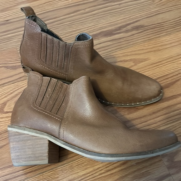 Boots - Picture 3 of 10